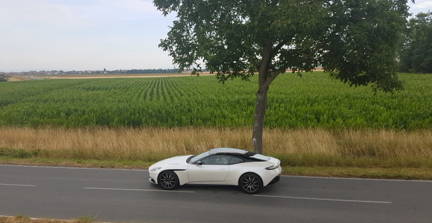 Ganz in Weiß und ohne Blumenstrauß: der Aston Martin DB11.