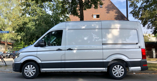 Trotz fast sechs Metern Länge, dank Hochdach aufgeschossener Silhouette und stolzen 11,3 m3 Stauvolumen lässt sich der Crafter problemlos durch den Stadtverkehr bewegen.
