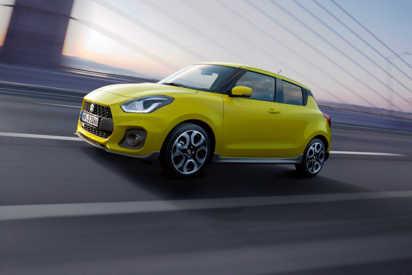 Wer in den Suzuki Swift Sport einsteigt, wird trotz überschaubarer 140 PS eine Menge Fahrspaß haben. Ein sportlich ausgelegtes Fahrwerk und ein geringes Gewicht sind zwei der Zutaten dafür.
