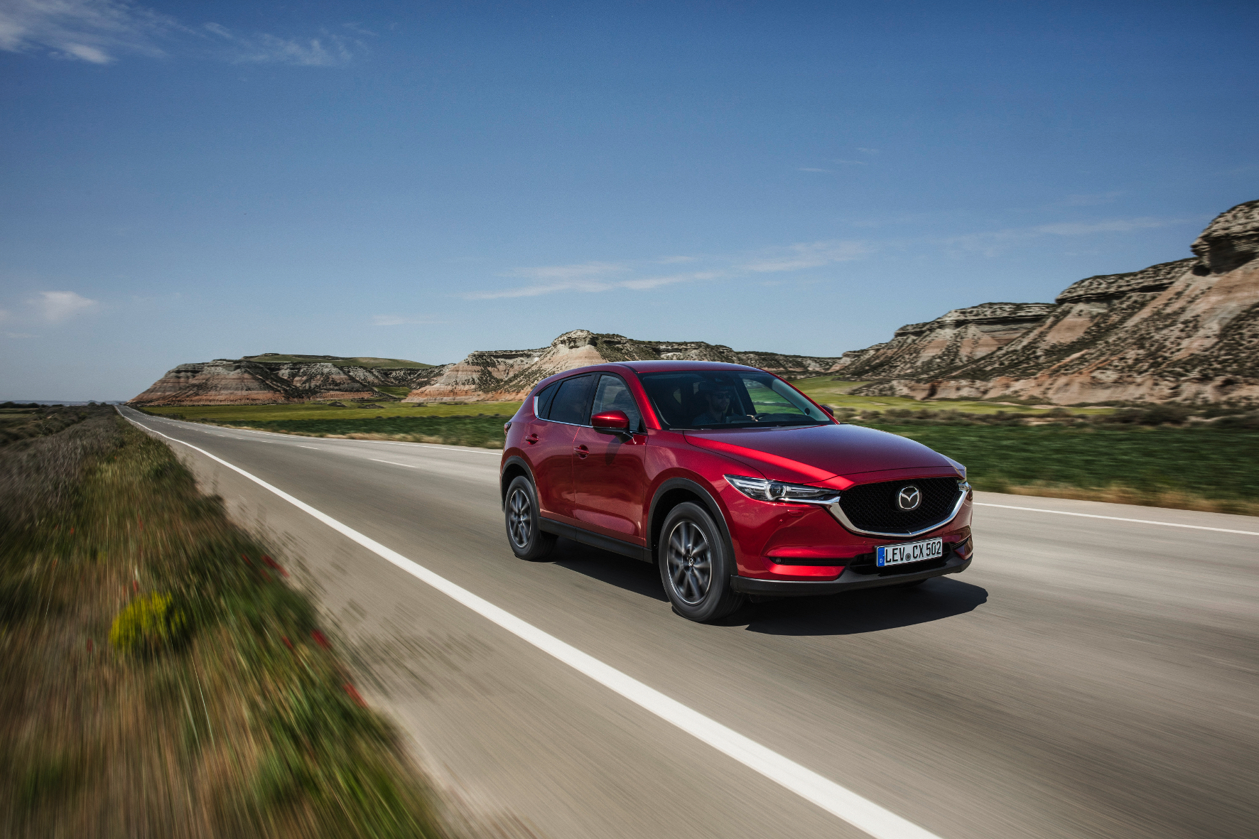Heiße Farbe: In der Sonderlackierung Magmarot Metallic wirkt das ruhige Design des CX-5 wieder aufgeweckt.