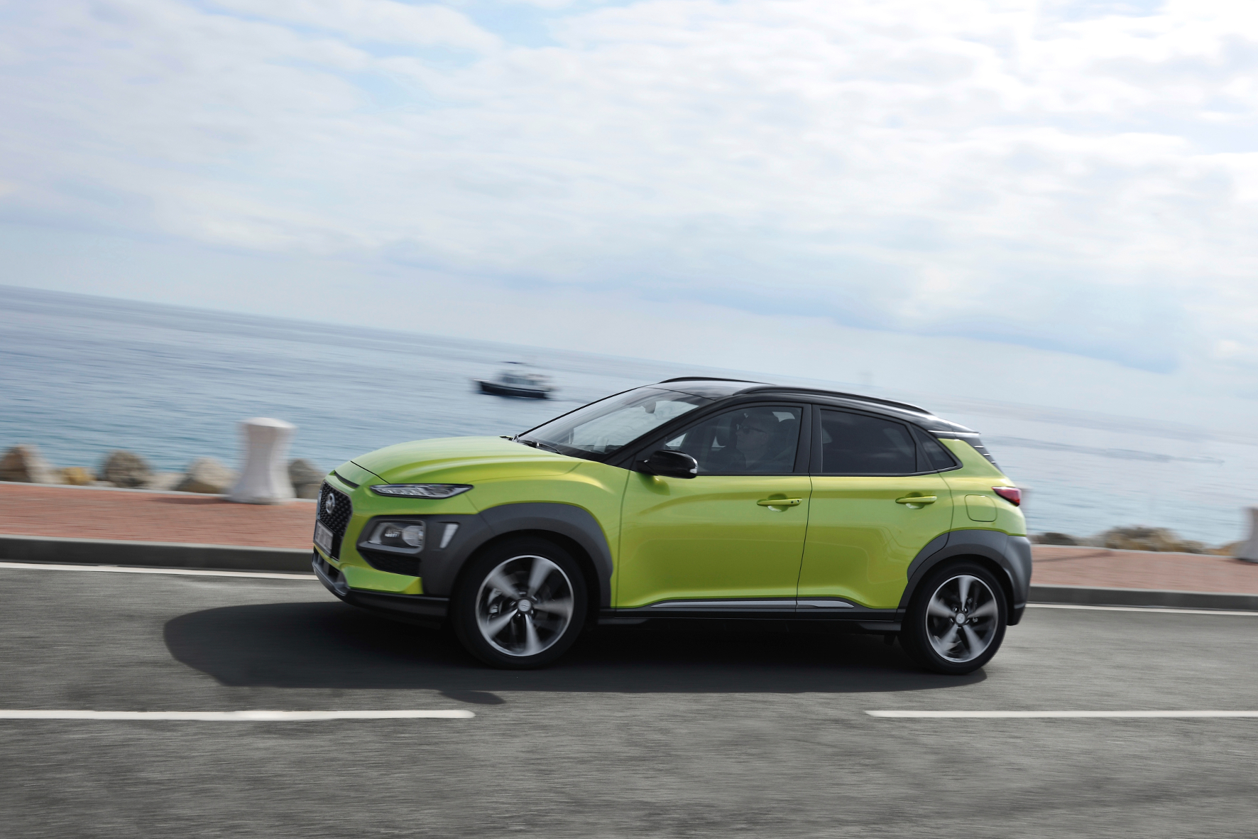 Selbst in der Launch-Farbe „Acid Yellow“ kommt das Lifestyle-SUV Hyundai Kona mit seinem progressiven Design gut an.