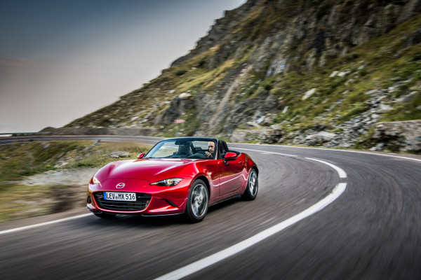 Der Stoffdach-MX-5 bietet nach wie vor deutlich mehr Frischluft-Vergnügen als sein Blechdach-Bruder.