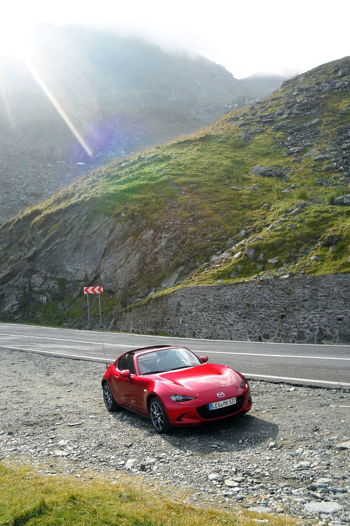 Der überarbeitete Mazda MX-5 schnuppert auf der Transfagarasan-Alpenstraße Höhenluft.