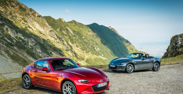 Erfolgreiche Brüder: die Blechdach-Version RF (l.) und der Stoffdach-MX-5.