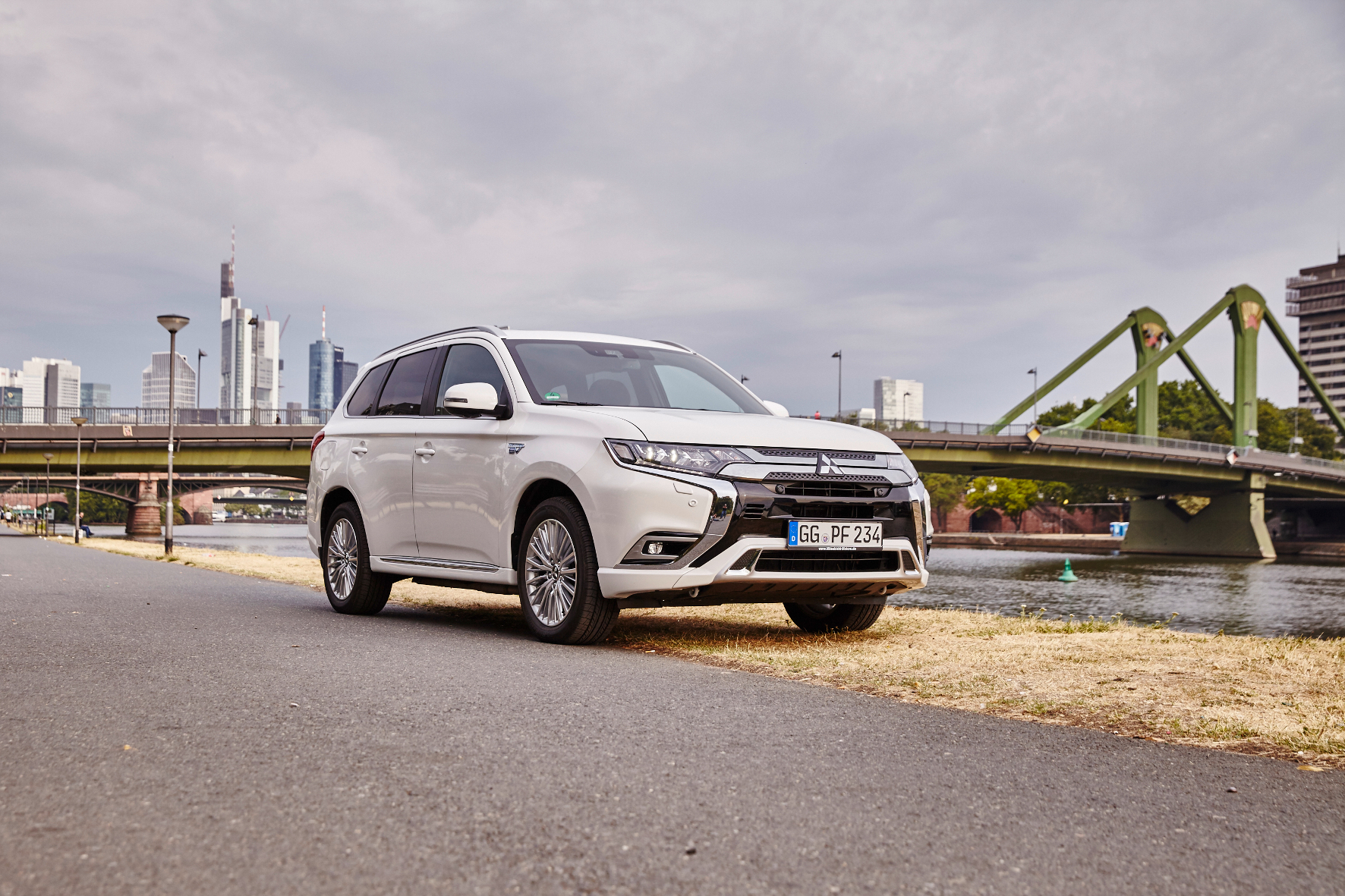 Der Mitsubishi Outlander Plug-in-Hybrid macht auch in der Großstadt eine gute Figur. Jetzt fährt er bei den Händlern vor. Der Einstiegspreis liegt bei 29.990 Euro.