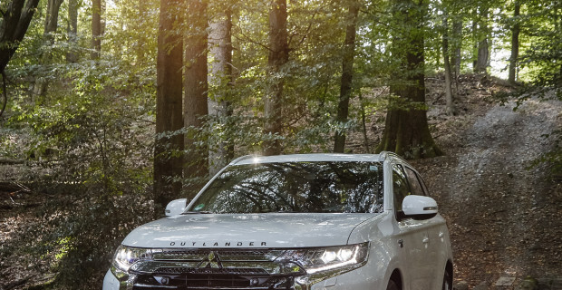 Der Mitsubishi Outlander spielt seine Stärken im Gelände fast überall aus. Und als Plug-in-Hybrid ist er auch noch umweltfreundlich unterwegs.