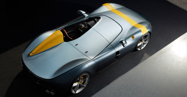 Die Ferrari-Designer haben dem Sondermodell eine Abdeckung auf der Beifahrerseite spendiert, der offene Sportwagen ist ein Einsitzer - in Anlehnung an klassische Rennsportwagen.