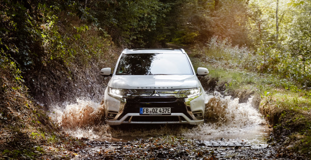 Wasserspiele: Der Mitsubishi meistert auch schweres Geläuf.