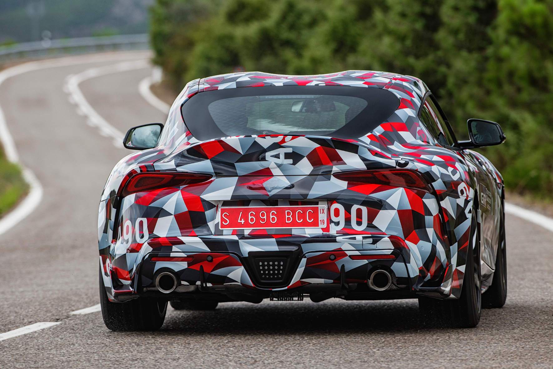 Der Tarnanzug des Supra hat die Farben Schwarz Rot und Weiß - die Motorsport-Tochter Toyota GAZOO Racing lässt grüßen.