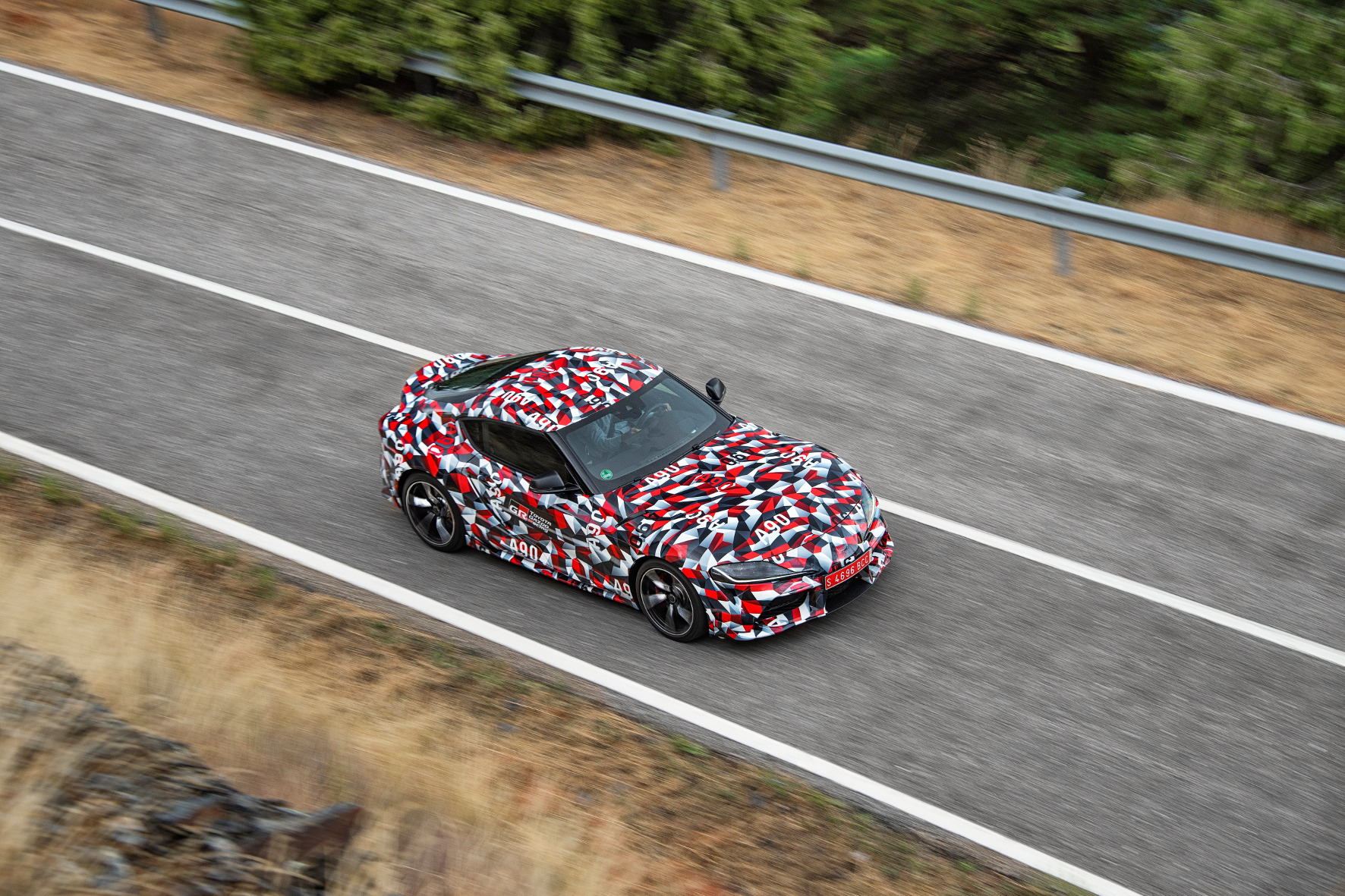 Mit mehr als 300 PS spurtet der Toyota Supra über die Piste.