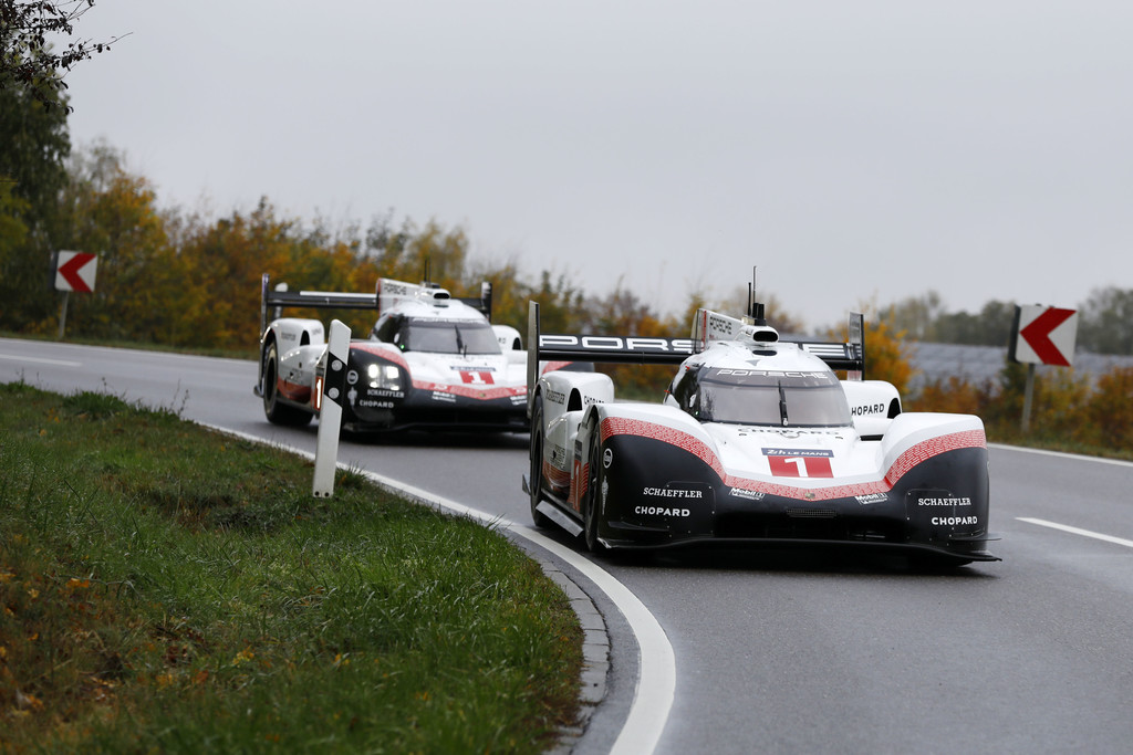 Die letzte Fahrt führte die beiden Porsche 919 Hybrid ins Museum des Sportwagenherstellers in Zuffenhausen.