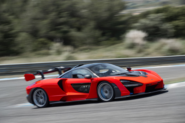 Die typische Grundform aller McLaren-Modelle ist auch beim Senna gut zu erkennen - allerdings spektakulär veredelt.