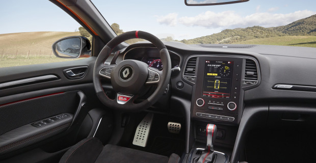 Alu-Pedale, R.S.-Monitor: Das Interieur passt gut zum sportlichen Anspruch des Mégane R.S.