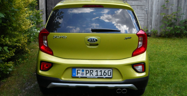 Der silberfarbene Unterfahrschutz und die beiden Auspuff-Endrohre sind die X-Line-Zutaten am Heck des Picanto.