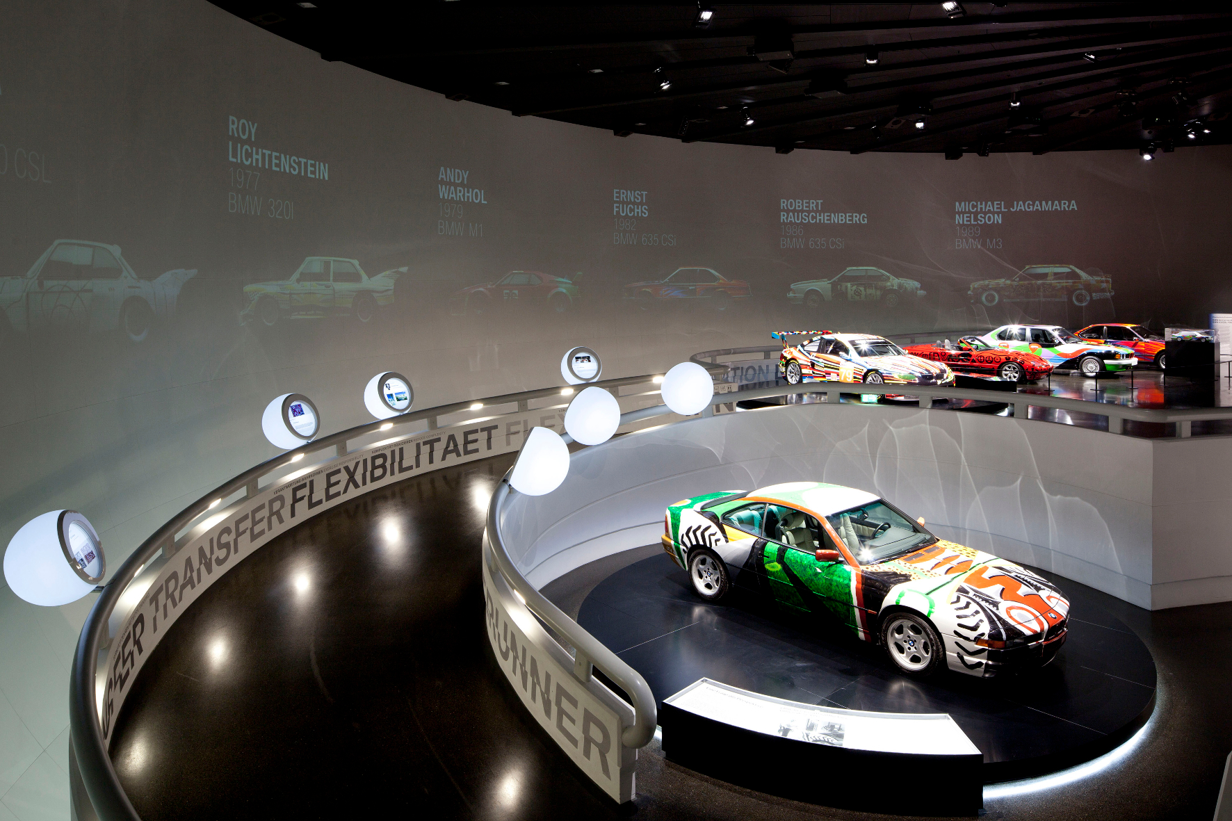 BMW Art Cars sind beliebte Ausstellungsstücke, hier im BMW Museum München. Vorne: David Hockney, Art Car von 1995, BMW 850 CSi.
