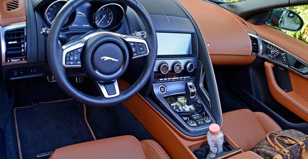 Britisch schick mit feinen Materialien: das Interieur des F-Pace Cabrio.