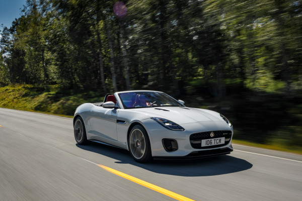 Dank reichlich Drehmoment und munteren 300 PS vermittelt der Basis-F-Type viel Fahrspaß.