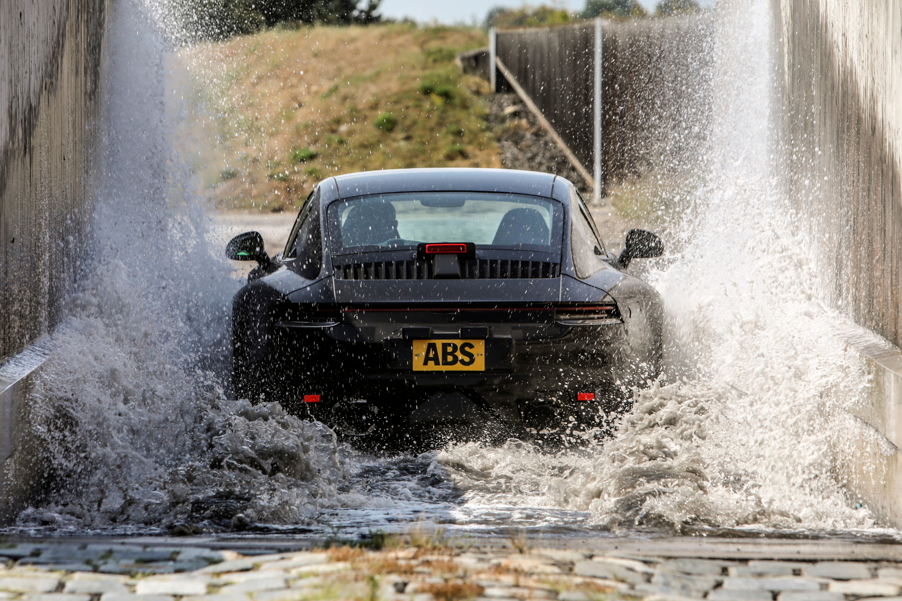 Der neue Porsche 911 im Wassergraben - ein wichtiger Teil des weltweit absolvieren Erprobungsprogramms.